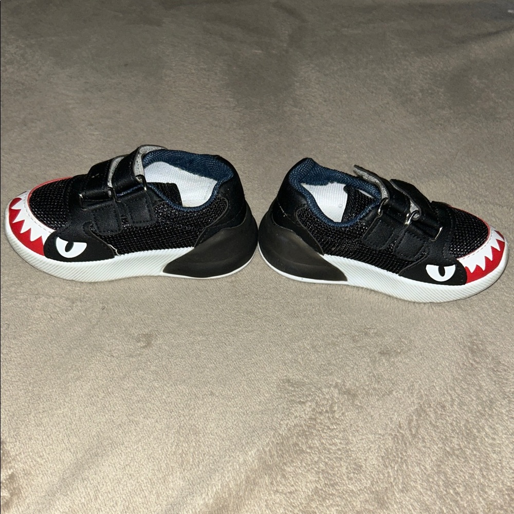 Shark Bite 🦈 Black and Red Kids Light-Up 🚨Shoes with Velcro Straps - Picture 3 of 6